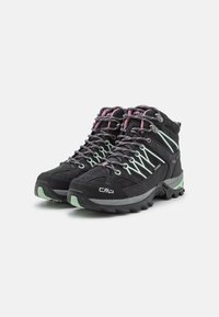 Botas de senderismo negras con un upper texturizado, acentos en rosa y verde menta, puntera reforzada y una suela robusta para mayor tracción. Logotipo de CMP visible.