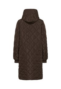 Manteau long matelassé marron foncé avec capuche, poignets côtelés et motif de couture en losange, montré de dos sur fond blanc.