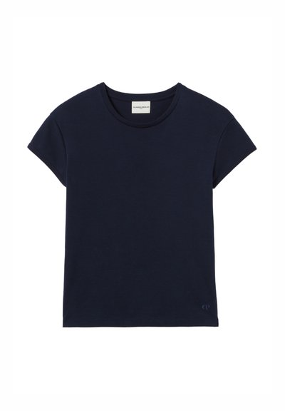 T-shirt a maniche corte blu navy realizzata in morbido cotone, con colletto a girocollo e un piccolo dettaglio del logo sull'orlo sinistro. Design minimal.