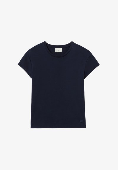 T-shirt à manches courtes bleu marine en coton doux, avec un col rond et un petit logo sur l'ourlet gauche. Design minimal.