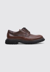 Zapato de vestir de cuero marrón con punta redonda, suela de goma negra, cordones y un sutil detalle de costura a lo largo del borde. Diseñado para la comodidad.