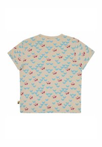 Baumwoll-T-Shirt, beige mit einem Muster aus roten Booten und blauen Wellen. Kurze Ärmel, Rundhals und gerader Saum. Weiche Textur.