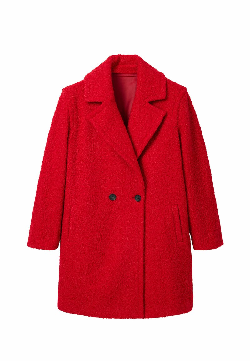 Cappotto rosso doppiopetto realizzato in tessuto texturizzato e peloso; presenta un colletto a scolla, due tasche laterali e bottoni neri.