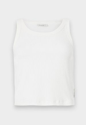 Balta rifliuota marškinėliai be rankovių, su apykaklės iškirpte ir tiesia apačia, šone su mažyte prekės ženklo etikete.