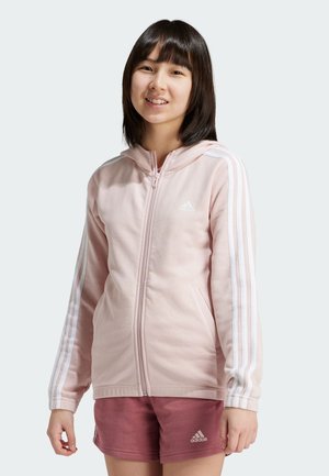 Sudadera con cremallera de color rosa claro con franjas blancas en las mangas, hecha de una tela suave. Presenta un bolsillo frontal y una capucha.