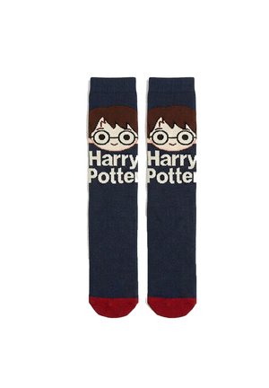 Calcetines azul marino con puntas rojas con caras de dibujos animados con gafas y cabello castaño encima de texto blanco que dice "Harry Potter."