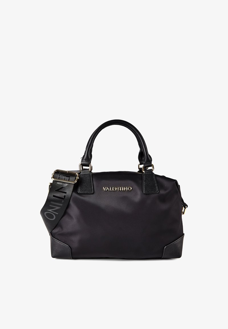 Μαύρη τσάντα Valentino με διπλές χειρολαβές, αποσπώμενο branded ιμάντα ώμου και χρυσό λογότυπο μπροστά, με δερμάτινες λεπτομέρειες στις γωνίες.