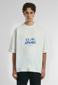 PROHIBITED DOLCE VITA  - Marškinėliai su spaudiniu - white