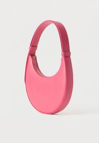 Φούξια δερμάτινη τσάντα σε σχήμα ημισελήνου με φαρδιά λαβή και κορυφαίο φερμουάρ, πάνω σε λευκό φόντο.