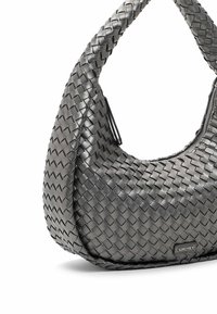 Sac à main en cuir gris tressé avec une silhouette courbée, une surface texturée et une fermeture éclair proéminente, orné d'un petit logo.