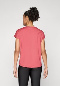 Short-sleeve, crew neck t-shirt in coral fabric. Smooth texture with minimalist design. Logo "ONLY PLAY" printed at the back near the neckline.