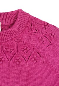 Pull en tricot fuchsia avec un col à côtes, présentant un motif texturé de cœurs et de fleurs sur le tissu.