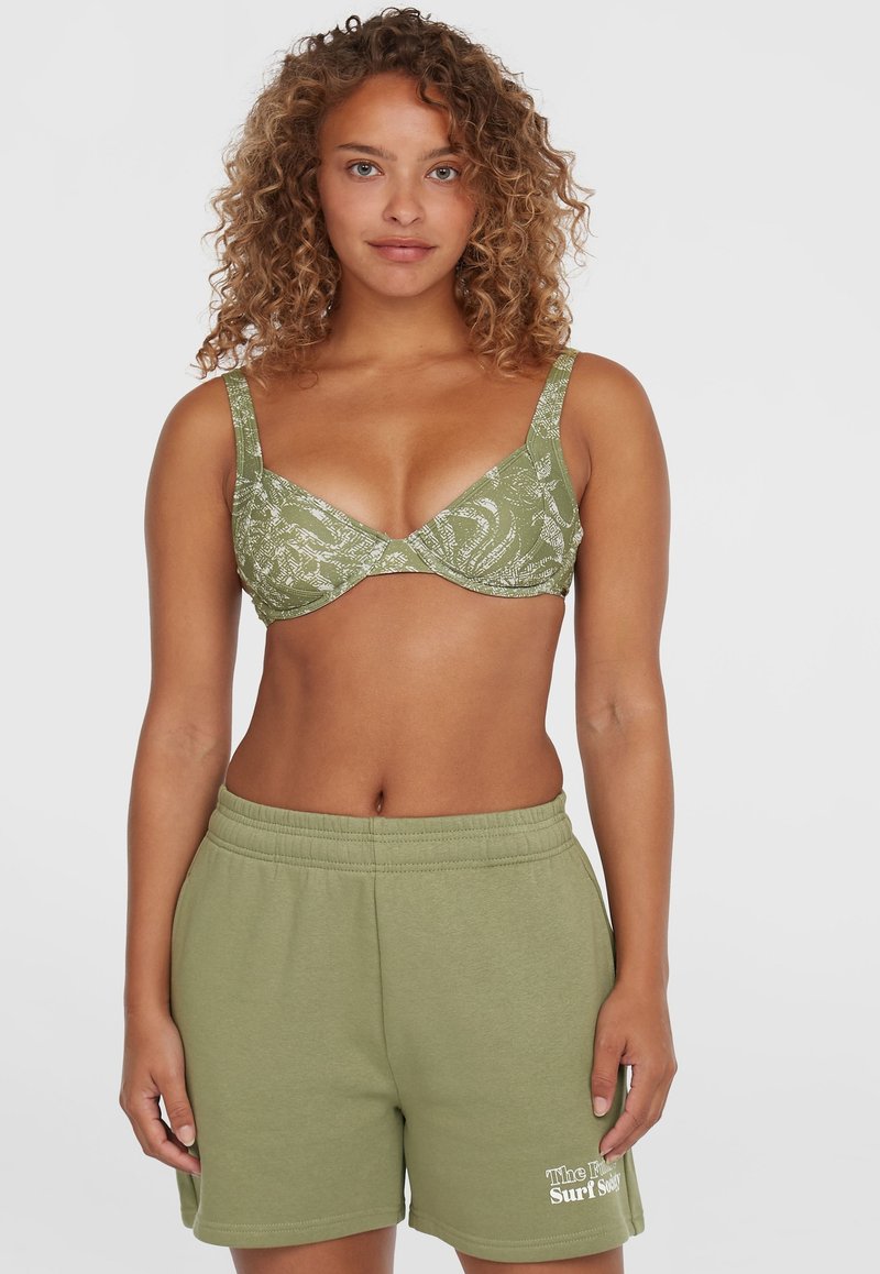 Groen beha met een patroon en brede bandjes, met een gladde textuur. Gecombineerd met bijpassende groene shorts met een elastische tailleband en logo-details.