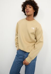 The North Face RELAXED ESSENTIAL - Felpa - khaki stone