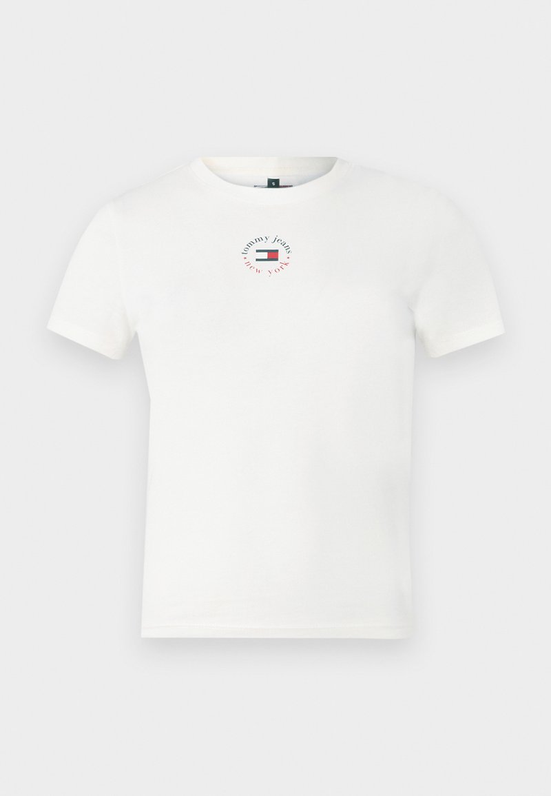 Biała bawełniana koszulka z okrągłym dekoltem. Zawiera okrągłe logo w kolorze czerwonym i niebieskim z napisem "tommy jeans" oraz "new york". Krótkie rękawy.