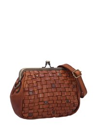 Sac à main en cuir marron avec motif tissé, fermoir à cadre métallique, clous décoratifs et bandoulière réglable avec boucle.