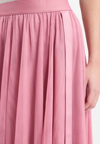 Vera Mont IM LAYER LOOK - Faltenrock - altrosa