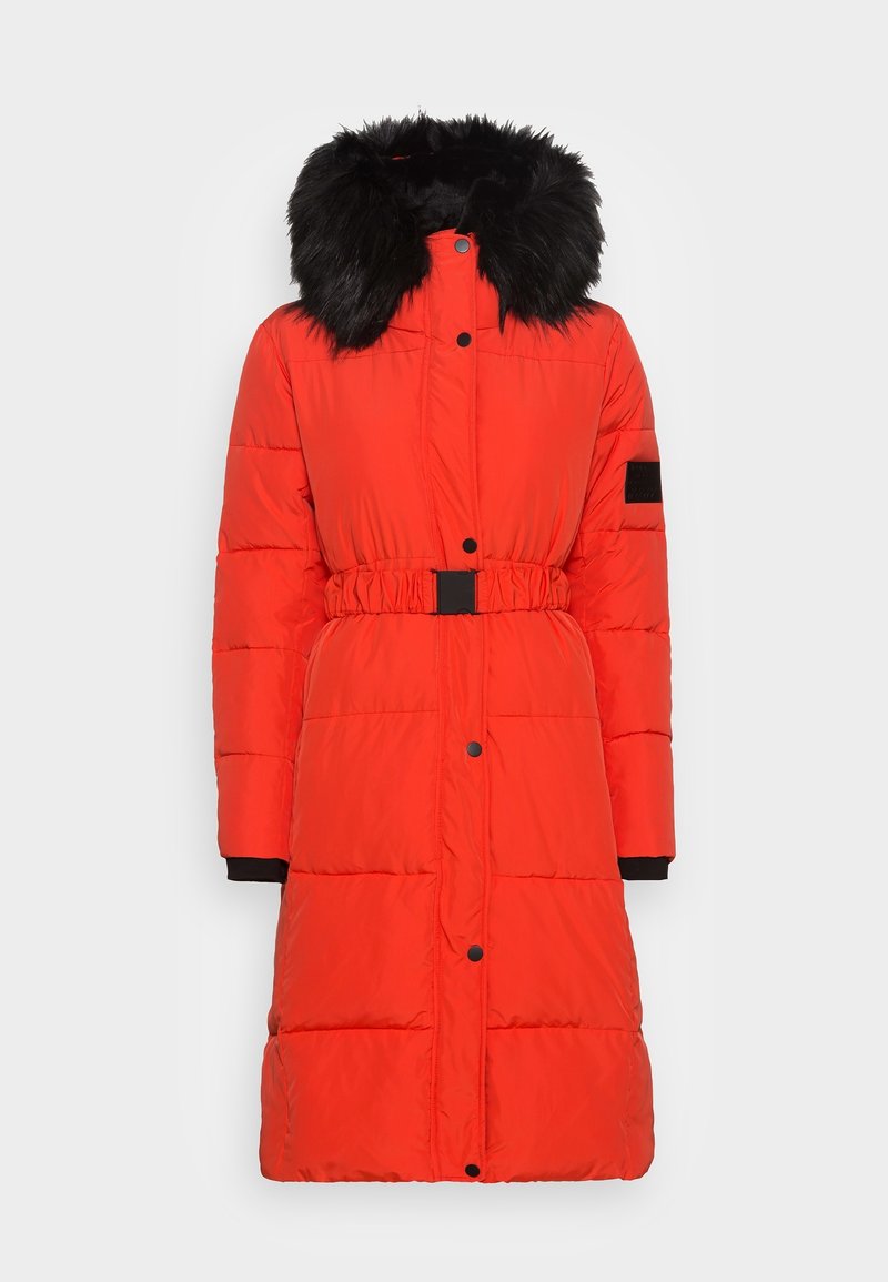 Červený péřový kabát s odnímatelnou černou umělou kožešinou na kapuci, pásem v pase a černými akcenty na manžetách a kapsách.