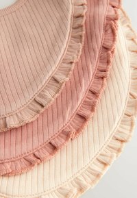 Drie geribbelde, ronde kragen in zachte pastelkleuren: lichtroze, zalm en room. Elke kraag heeft een gerimpelde rand voor extra detail.