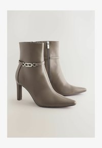 Ausgewählt, grey taupe