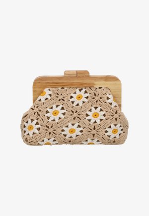 Hellbraune Häkel-Clutch mit floralem Design, das weiße Gänseblümchen mit gelben Zentren zeigt. Holzverschluss oben sorgt für einen natürlichen Akzent.