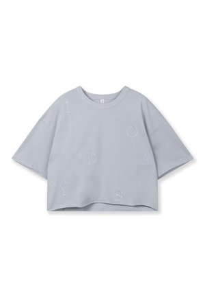 Light gray cropped t-shirt made of soft cotton, featuring large embroidered letters '1', 'D', 'A', 'Y', 'S' in a scattered design. Short sleeves.