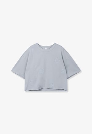 Light gray cropped t-shirt made of soft cotton, featuring large embroidered letters '1', 'D', 'A', 'Y', 'S' in a scattered design. Short sleeves.