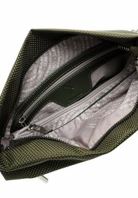 Interno di una borsa in tessuto intrecciato verde con scomparti con zip; foderato in grigio con motivo testuale ripetuto; texture liscia; hardware argentato.