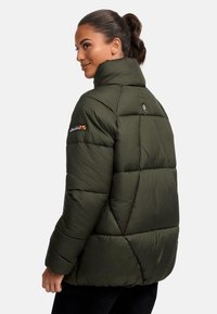 Olivgrüne Steppjacke mit hohem Kragen, gesteppetem Design und buntem Logo auf dem Ärmel. Verfügt über eine weiche, isolierte Textur.