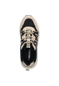Zwarte en beige sneaker met een textuur mesh bovenkant en suede accenten, voorzien van een metallic zilveren streep en een gevoerde zool. Maat 37.