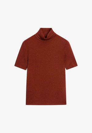 Chemise à col roulé manches courtes en rouge rouille, fabriquée dans un tissu doux, avec un col roulé et une coupe propre et ajustée.