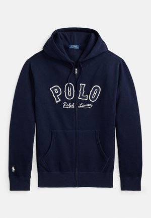Námořnická mikina na zip s kapsami vpředu, kapucí na stažení, nápisem "Polo Ralph Lauren" na hrudi a malou bílou výšivkou loga na manžetě levého rukávu.