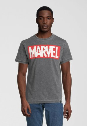 Grå bomulds T-shirt med et stort, pixeliseret rødt og hvidt "MARVEL" logo over brystet. Klassisk rund hals og korte ærmer.