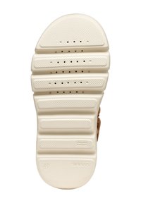 Suela de zapato blanca de goma con patrones texturizados, ranuras y agujeros de ventilación. Se puede ver el logo de Geox y los detalles de la patente italiana.