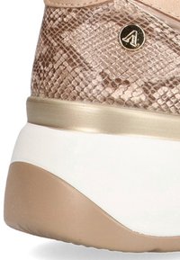 Calzado con patrón de serpiente marrón y acabado texturizado, con una suela blanca y beige, acentuado por un detalle de logo metálico.