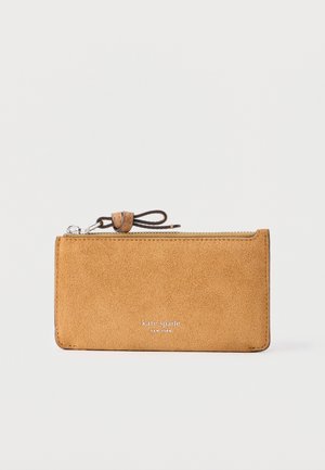 Helepruun sametise pealiskihiga käekotis lukuga ja väikese naharipatsiga, esiküljel hõbedas pressitud "kate spade NEW YORK" logo.