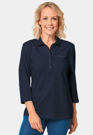 Dunkelblaues Langarm-Polohemd mit einer Dreiknopf-Leiste und dezenten bestickten Details, aus weichem Baumwollstoff gefertigt.