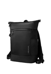 Mochila rectangular negra con cremallera superior, bolsillo frontal con cremallera, compartimentos laterales, correas de hombro ajustables y acolchadas, y etiqueta "Victoria Hyde London".