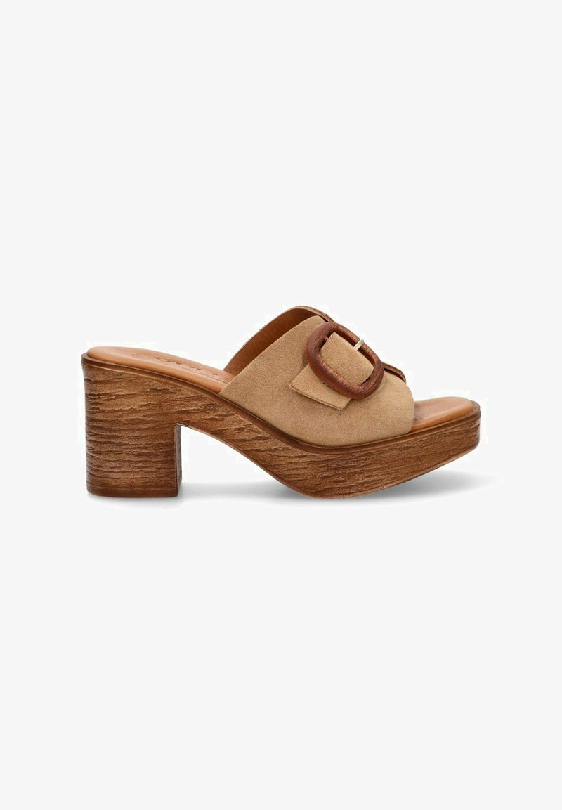 Sandalias deslizantes de ante beige con una correa ancha y una hebilla redonda marrón. Tacón grueso de estilo madera con un acabado texturizado.