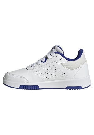 Zapatilla blanca con detalles en azul, fabricada en cuero sintético. Presenta un diseño perforado en el lateral, cierre con cordones y suela de goma texturizada.