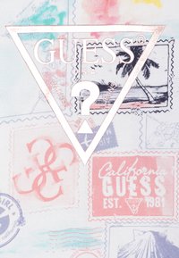 Tela blanca con patrones de estampillas postales en tonos pastel; presenta un gran logotipo metálico en forma de triángulo con "GUESS" y un signo de interrogación.