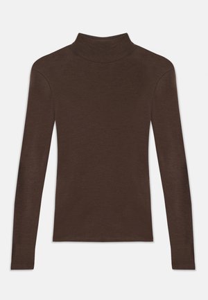Rjava dolgosleeve turtleneck majica iz mehkega blaga, s prilegnjenim krojem in visokim ovratnikom. Gladka tekstura brez vidnih vzorcev ali dodatkov.