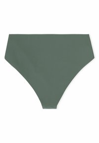 Wysokiej talii, oliwkowe bikini dolne o gładkim, bezszwowym wzorze na białym tle.