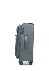 Valise roulante grise avec un extérieur en tissu rigide, deux roues, fermeture éclair, serrure à combinaison et poignée latérale pour un transport facile.