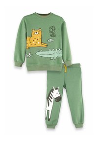 Grønne børnesweater og bukser sæt med tegneserie leopard, krokodille og zebra, samt teksten "LAD OS GÅ VILDT" på sweateren.