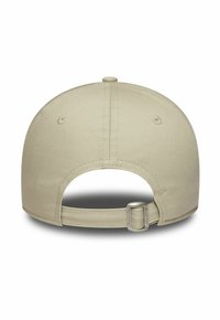 Beige Kappe mit runder Form, verstellbarem Riemen hinten und strukturiertem Stoff. Besitzt einen kleinen Knopf oben und Belüftungsöffnungen.
