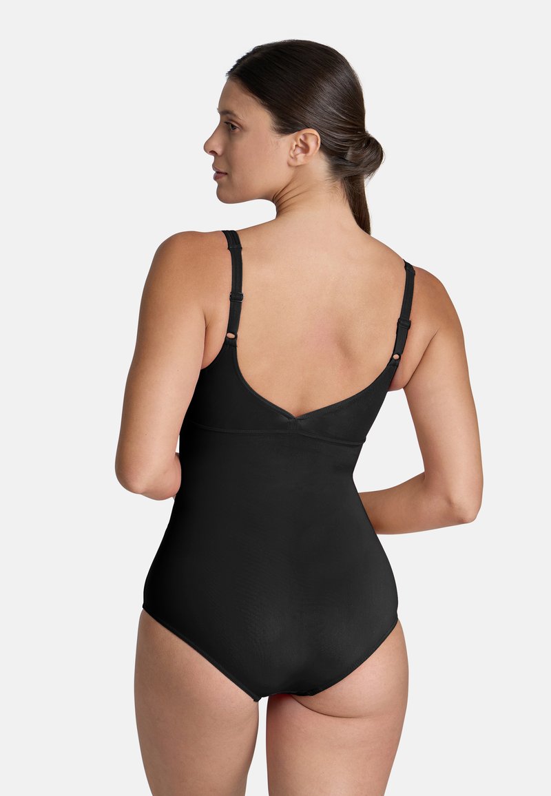 Maillot de bain noir une pièce avec des bretelles ajustables, texture lisse et design à dos bas, mettant en valeur des lignes simples et épurées.