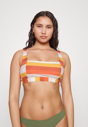 Top de biquíni riscado em tons de laranja, branco e amarelo. Decote quadrado, alças largas, textura canelada e design cropped.
