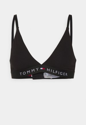 Svart trekant bh med tynne stropper og et bredt elastisk belte med "TOMMY HILFIGER"-logo i hvitt med røde og blå detaljer.