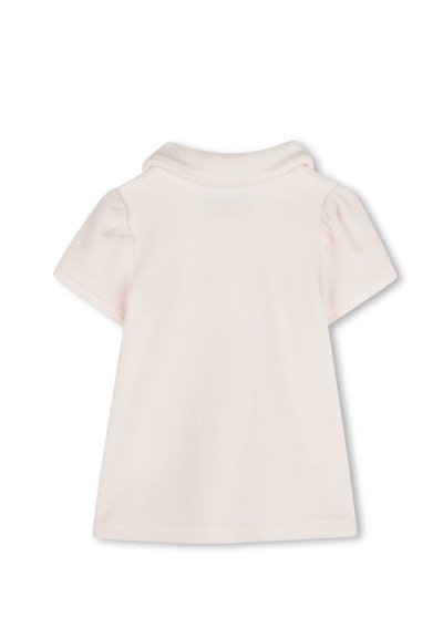 Chemise rose pâle à manches courtes avec col. Tissu doux, texture lisse et ourlet arrondi. Les manches bouffantes ajoutent une dimension subtile.
